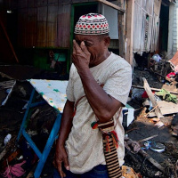 Indonesia earthquake: rescuers search for survivors