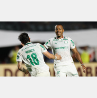 Palmeiras goleia o Vitória por 4 a 0 e abre oito pontos na liderança
