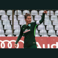 Primeira mulher treinadora no futebol masculino em grande liga estreia