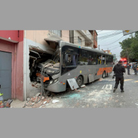 Ônibus atinge casa na Zona Oeste de SP e deixa ao menos oito feridos