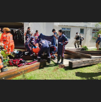 Polícia apura desabamento de pergolado em playground na Grande BH uma criança morreu