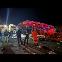 Acidente entre ônibus de turismo e carreta no norte de MG deixa seis mortos e 43 feridos
