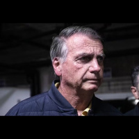 Carlos diz que Bolsonaro passou mal na prisão e tem quadro de azia contínua