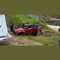 Casal e bebê morrem após carro ser arrastado por correnteza durante chuva em Santa Catarina