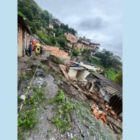 Morre menino que ficou soterrado em desabamento de casa em Sabará (MG)