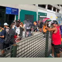 Fãs tomam a calçada do Allianz Parque horas antes do show do Bad Bunny