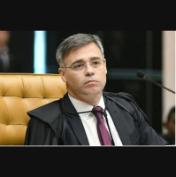 Mendonça determina remoção de posts falsos sobre Lula ter jogado bandeira do Brasil no chão