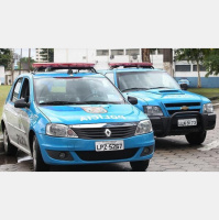 Dois homens são presos e adolescente é apreendido com faca e 16 celulares em ônibus no Rio