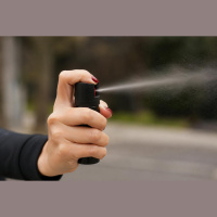 Procura por spray de pimenta aumenta entre mulheres antes mesmo de regulamentação da venda