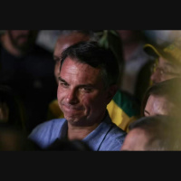 Imprensa internacional repercute fuga de Flávio Bolsonaro após derrota para Lula