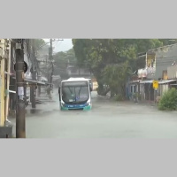 Passageiros são resgatados após ônibus ficar preso em alagamento em Campo Grande, no Rio