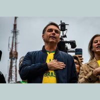 Flávio Bolsonaro é investigado em inquérito sobre financiamento do filme Dark Horse com aval de Mendonça