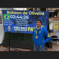 Tempo fica em segundo plano: brasileiro ajuda atleta a completar a Maratona de Boston