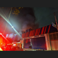 Incêndio de grandes proporções atinge dois galpões na Lapa, na Zona Oeste de São Paulo