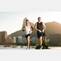 Correr mais cedo, roupa UV, ou até esteira saiba estratégias de corredores para driblar o calor do verão