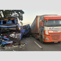 Motorista morre em engavetamento com seis veículos na Dutra 37 pessoas ficam feridas
