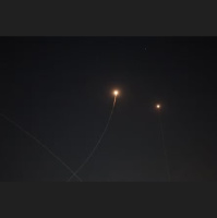 Irã lança mísseis contra Israel após Trump anunciar negociações