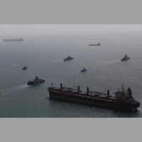 Dois navios iranianos atravessam bloqueio em Ormuz, diz agência