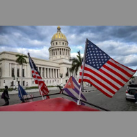 Cubanos protestam em frente à embaixada dos EUA após acusação contra Raúl Castro