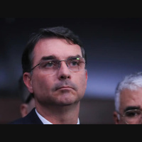 Flávio diz que Zema foi precipitado ao criticar negociação com Vorcaro para filme sobre Bolsonaro