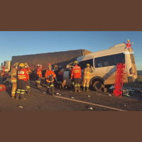 Acidente entre van e carreta deixa cinco mortos e 11 feridos no DF