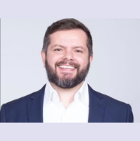 Após quatro meses foragido, ex-vice-prefeito de Itaúna volta ao Brasil e passa a cumprir prisão domiciliar