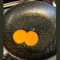 Ovos de duas gemas: entenda por quê o fenômeno ocorre e se é seguro para consumo