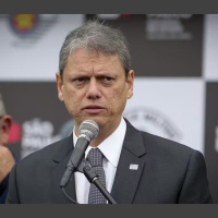 Tarcísio de Freitas manifesta solidariedade ao governador Cláudio Castro após megaoperação no Rio