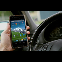 Motoristas que atuam profissionalmente lideram com folga flagrantes por uso de celular ao volante