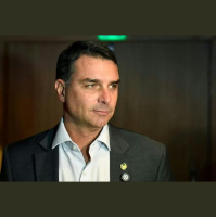 Flávio Bolsonaro deslizou e deixou lacunas abertas sobre Dark Horse durante entrevista na Globo