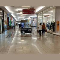 Olhar vitrines, ir ao cinema e bater papo: o que fez a geração Z redescobrir os shoppings?