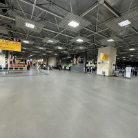 Passageiros passam madrugada na fila do Aeroporto de Guarulhos após presença de drones