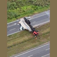 Arco Metropolitano segue interditado após tombamento de carreta com produto perigoso em Seropédica (RJ)