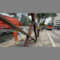 Cenário do dia seguinte após confusão com megablocos em São Paulo é de sujeira e locais quebrados