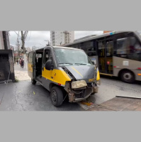 Van escolar bate em poste após motorista passar mal na Zona Norte de SP