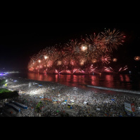 Réveillon de Copacabana reúne mais de 2,6 milhões e estreia show de drones