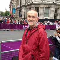 #London2012 #marathon: Roy Mynett from Cheltenham is one of the spectators waiting in the rain for the race to start.
