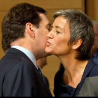 Mitos 2.0 desmontando la vida | Nos tocamos demasiado