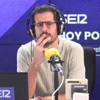 Las crónicas de Sastre | Juanma Moreno, de responder a Vox por la migración a firmar no más menas para gobernar Andalucía con ellos