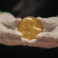 Severino Donate dibuja su viñeta sobre el Premio Nobel de Literatura: Se han olvidado de un autor que reúne mérito suficiente, Donald Trump
