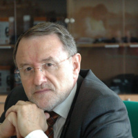 Fernando Vilches, experto en Filología Hispánica: Muchos anglicismos son aceptables, la lengua no peligra. Hay cosas que hay que incorporar del inglés porque no tenemos esa palabra