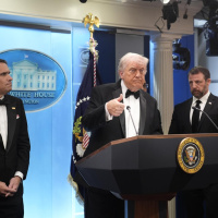 Vi a Vance salir primero porque estaba justo al lado de la salida y Trump se resistía. Ahí supimos que estábamos ante un intento de asesinato de Trump
