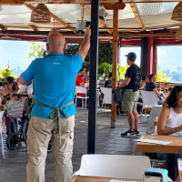 David, dueño de un bar, sorprende a uno de sus camareros: No ha faltado un día para ahorrar nuestro amigo se nos marcha de Erasmus