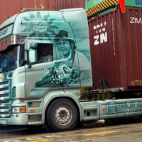 Jorge, camionero de Villares del Saz (Cuenca): Valentino Rossi me lo firmó y también me ha invitado a su casa. Iba con mi moto por toda Europa siguiéndolo