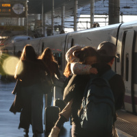 Manuel, administrativo: Salgo de casa a las cinco de la mañana y vuelvo a las ocho de la tarde me compré un piso en un pueblo de Valladolid por el AVE y así me conecto con Madrid