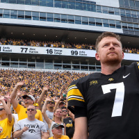 La tradición más bonita del College Football: Se vuelven hacia el edificio del hospital para saludar con la mano a los pacientes y familias