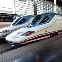 Alejandro se entera del cotilleo más gordo que ha escuchado nunca: La chica recibió a su pareja oficial en Bilbao y él estaba acaramelado con otra en el vagón tren