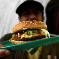 Si no les damos tabaco o pornografía a los niños, quizá tampoco esté mal evitarles esa otra esclavitud, la de la dopamina de las hamburguesas a un euro