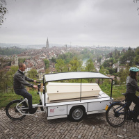Die letzte Fahrt: zum Friedhof mit dem Lastenrad