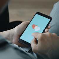 Vom Minnesang zu Tinder – Eine kleine Geschichte der Partnersuche
